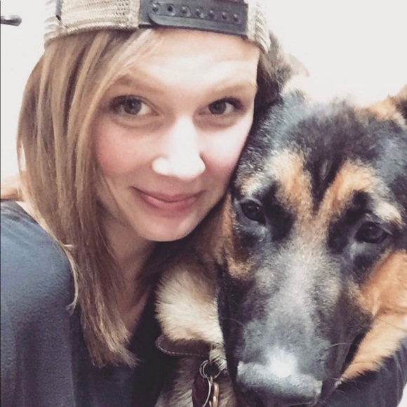 Meet Your Posher, Holli! - Picture 1 of 1